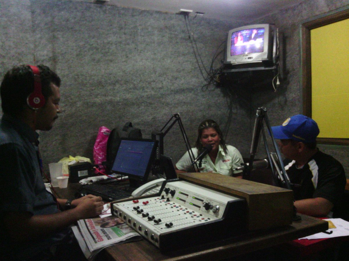 LaTataPSUV's tweet photo. Programa radial en 95.5 fm  compañía de nuestra gente! https://t.co/Zy7x4ZRhb2