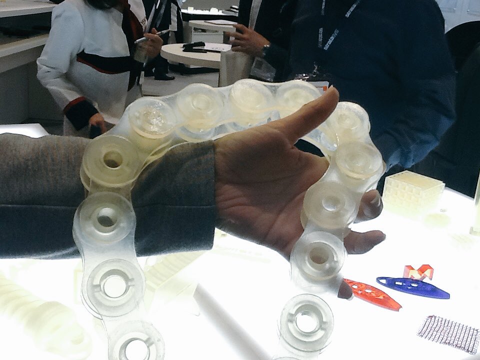 DerKonstrukteu's tweet photo. #formnext15: #Funktionsmodell einer Kette - beweglich aus dem #3DDrucker #3dprinting #additivemanufacturing https://t.co/M1OSHckiX1
