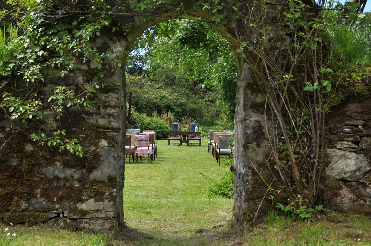 LungaHouse's tweet image. Fancy seeing what's up the stairs? in the window? through the archways? Come visit! @LungaHouse @Bill_Baillie