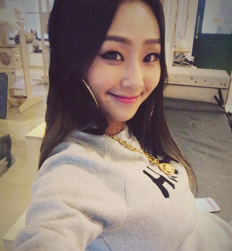 [#효린] 오늘 V앱에서 고양이들이랑 같이 놀아서 재밌었찌요~? 담에도 고양이들이랑 V앱에서 함께해용~^^ #V앱 #SISTAR_STYLE