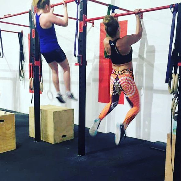 TikibooFitness's tweet photo. Chin ups no band woop woop wearing #tikiboo #orangeSpots #leggings #crossfit @360UFit #girlsthatlift #fitfam https://t.co/DZKe4eDToV