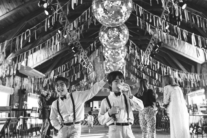 Creando su propio universo lúdico.
#casamiento #boda #bodadedía #cañuelas #niños #pistadebaile #fercassís #fotógrafo