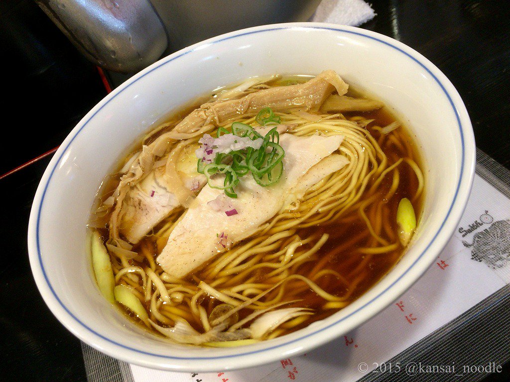 kansai_noodle's tweet photo. 【ロックンビリーS1】(兵庫･塚口)
醤油部門で6年連続日本一と、有り余る実績を誇る東京の名店が『尼上り』と称して提供する尼ロック(¥900)は黄金色の鶏油が比内地鶏の分厚い旨味を閉じ込め、生醤油が全体を引き締める実力に相応しい一杯。https://t.co/DFukyzI4Rg