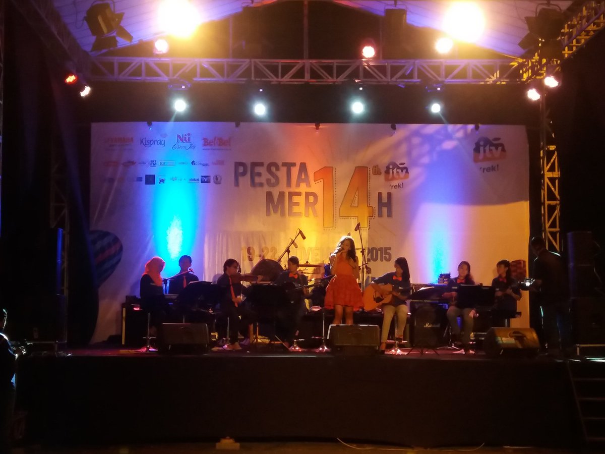 Larasati live perform
