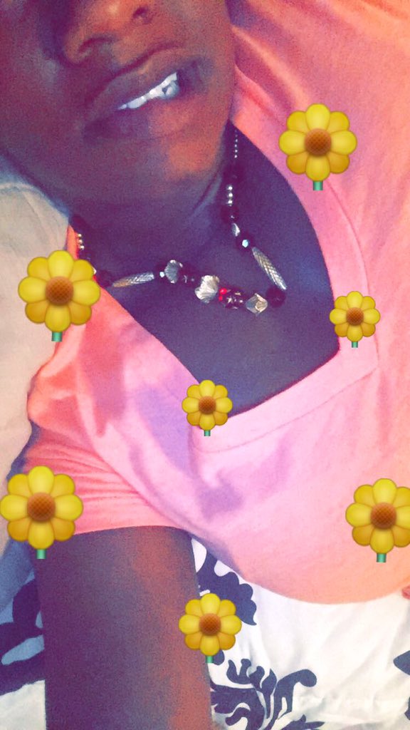 NotNewTrue's tweet image. He said he king where he comes from. Take a young queen just to know one 💛💛💛