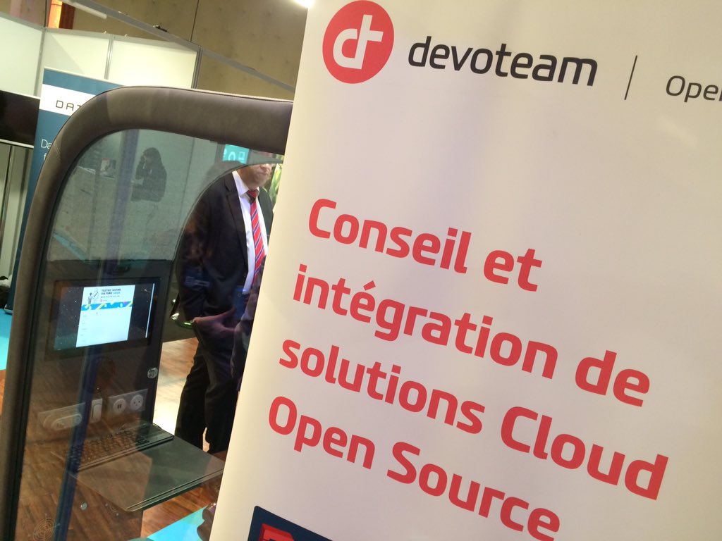 OSS_Paris's tweet photo. On était sur le stand @devoteam et on a testé notre culture #geek dans la #VisioBox ! #OSSPARIS15 https://t.co/7Jy02UbLEO