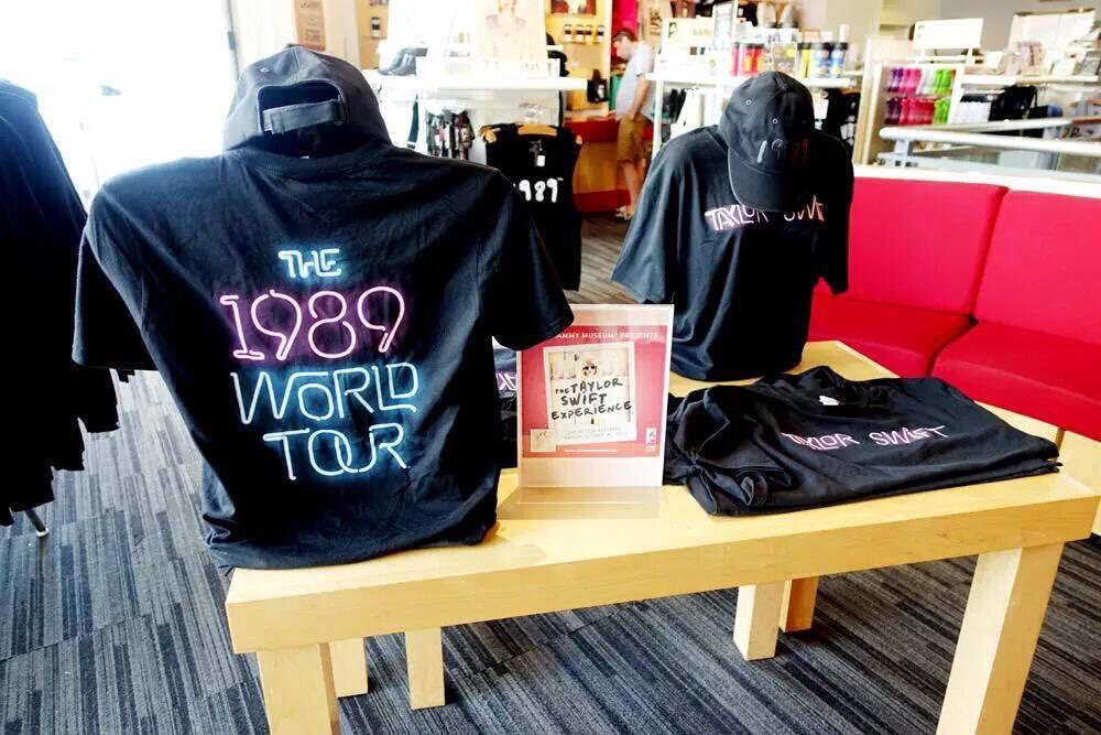 2213taytay's tweet photo. お願いです日本にこれください😭💗
日本中のswiftiesが集結するはずです🖖🏻🖖🏻できたらここに住みます😳😭

#MTVSTARS Taylor Swift https://t.co/VHmP51R7uj