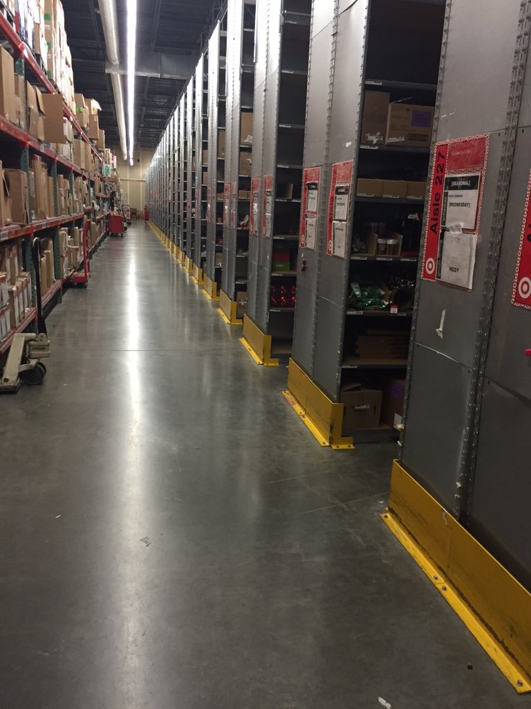 Marissa0608's tweet photo. T2138 ready ✅Clean backroom! Full floors! Great zone! #teamservicesales #466HolidayReady @paulbrown2138 @SextonRob https://t.co/cwNmBWa5KL