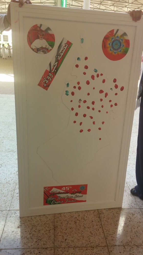 تصميم لوحة فنية تحت مسمى " بصمة وطن " 
 تم وضع جميع بصمات العاملين في المدرسة .. نفذتها جماعة اللغة الإنجليزية