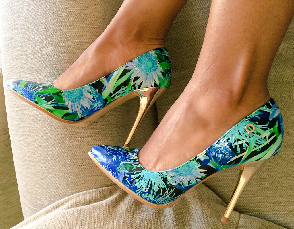 Little 'get-well-soon' gift from <a href="/BronxWoman_SA/">Bronx Woman</a> 😍 Kayli in blue #Girlfriends