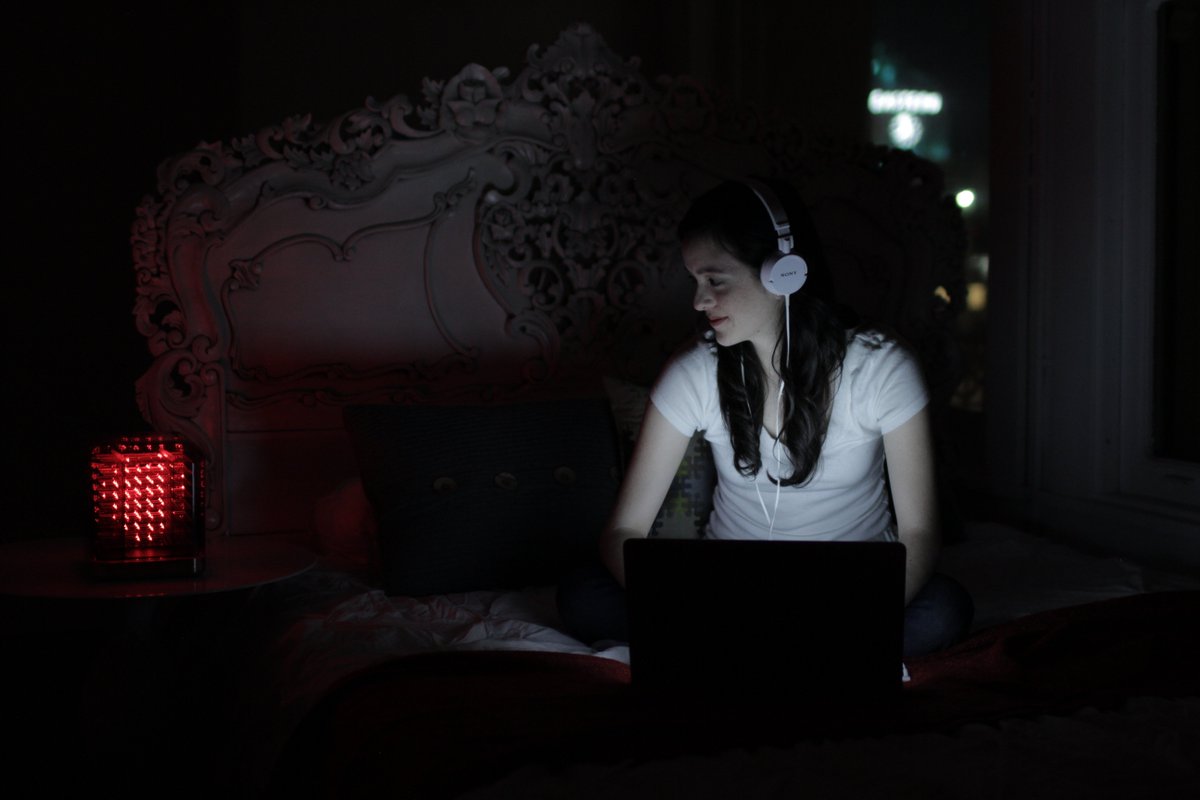 Tittlelight's tweet image. Brand new Tittle light in action! #LEDLamp #LED #musicvisualizer #emoji #animations #light #clock #moodlighting