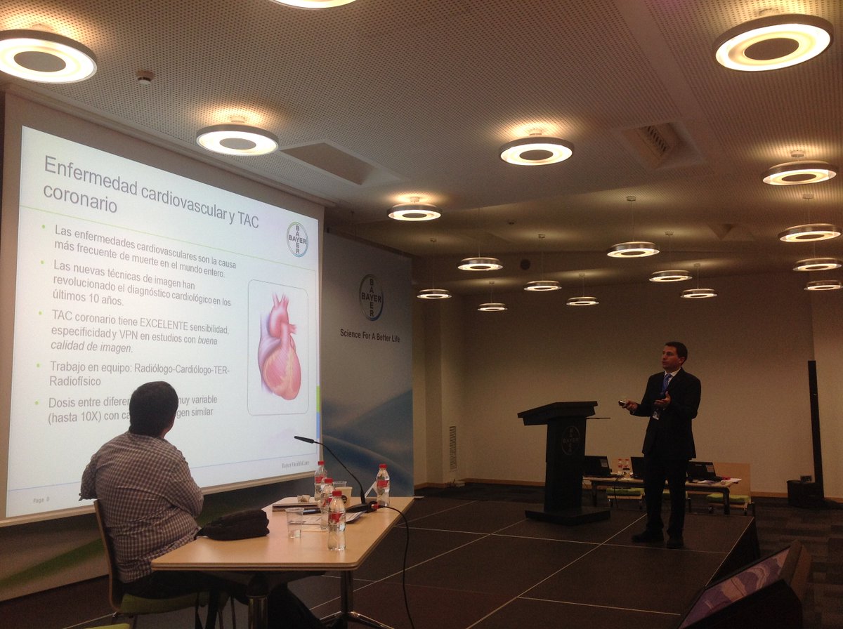 BayerEspana's tweet photo. Dr. @eliseovano de nuevo en escena para hablar de medicación vs. radiación en #CardioTAC #SmarteXposure #cardiología https://t.co/y4DPVK5fpO