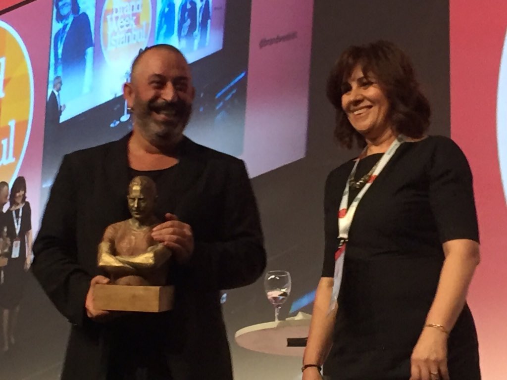 Creativity&amp;Lovemarks Day, <a href="/3Dortgen/">3dörtgen</a>'in hazırladığı <a href="/CMYLMZ/">Cem Yılmaz</a> büst hediyesi ile sona erdi! <a href="/pelinozkan/">Pelin Özkan</a> #BrandWeek2015