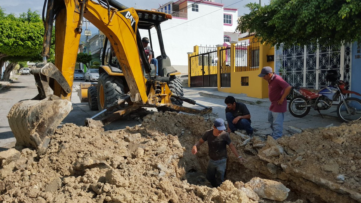 TuxtlaSMAPA's tweet photo. Realiza #SMAPA rehabilitación de drenaje en Calle Tulipán entre Honduras y Gardenias, Col. Colonias del Ote. https://t.co/N4IyRJPc0r