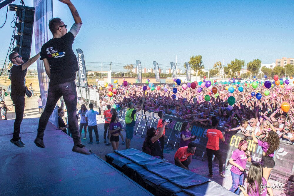 jujoveca's tweet photo. @TheColorRunEs @TheColorRun #TheColorRunbyDesigual Desde el escenario @oscarmartinezdj hace que #Sevilla tiemble https://t.co/3SGCMsvf1X