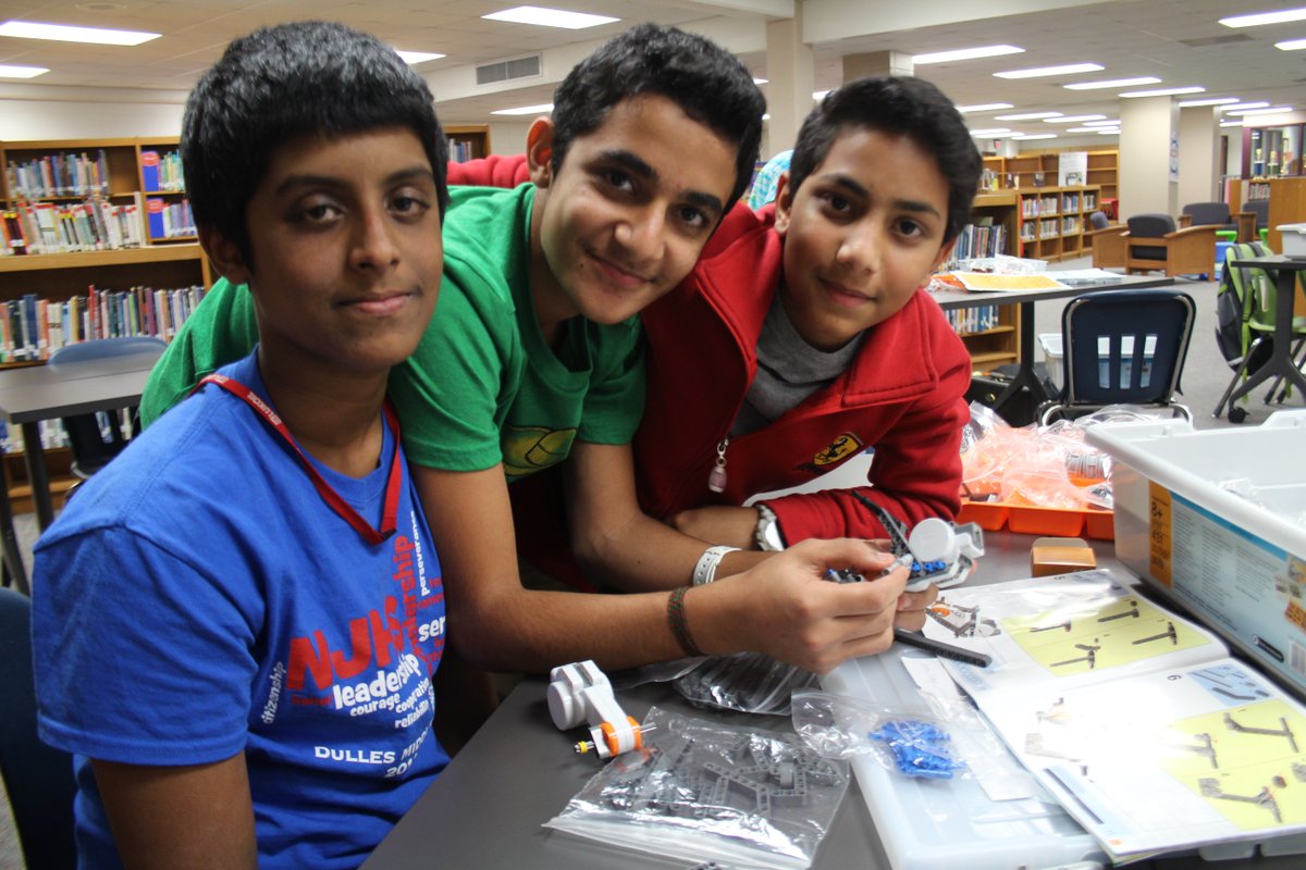 FBISD_Libraries's tweet photo. @FortBendISD Librarian @DanaKCox DMS - Maker Space! ROBOTS!! #BeyondtheShelves #TheNewLibrary https://t.co/6MfdjVd0sU