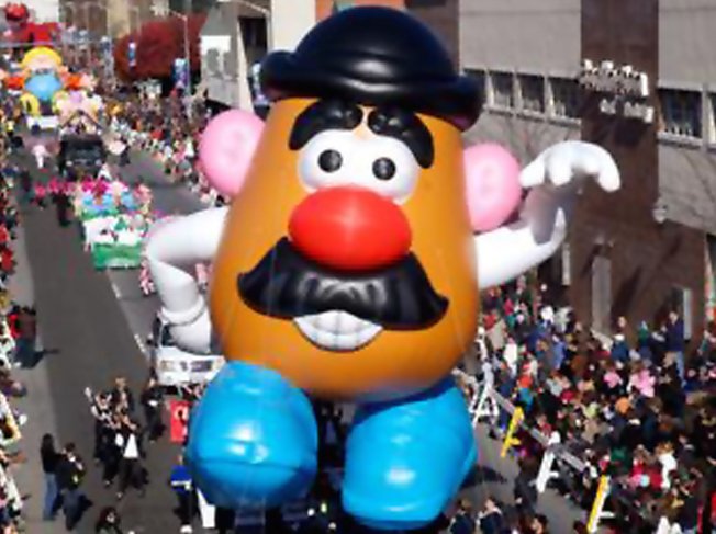 NewsTimes's tweet image. WATCH: How it's made – #UBSParadeSpectacular's Mr. Potato Head balloon blog.ctnews.com/downtownstamfo…