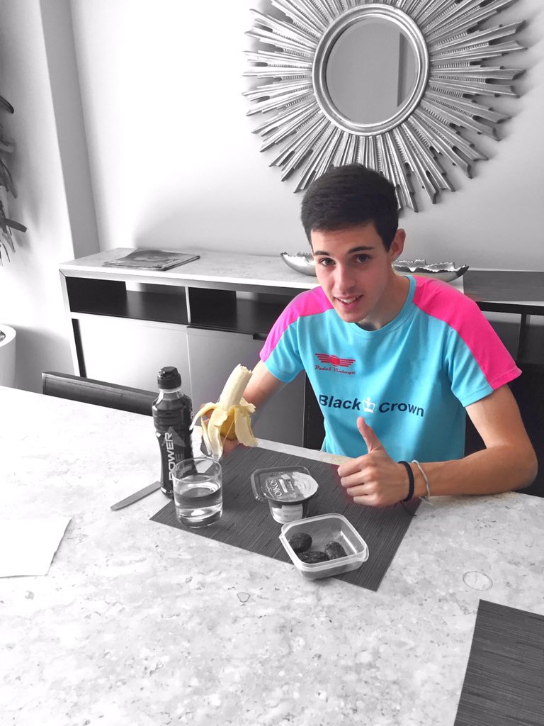 Desayuno #vintage preparando cuartos de final del campeonato del mundo! <a href="/PADELvintage/">PADEL vintage</a> <a href="/perezoooo/">Santi Clavell</a>