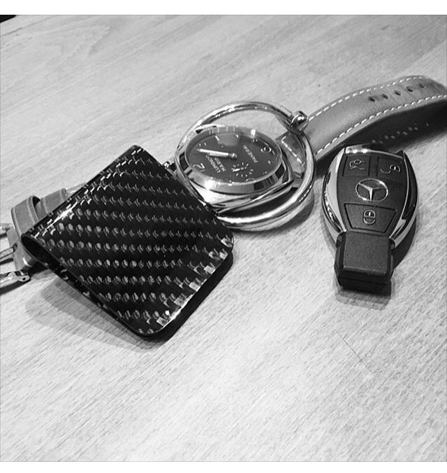 carbonfbrwallet's tweet photo. Whats your #everyday #carbonfiber carry? #wallet #moneyclip #edc #mercedes https://t.co/fyPc4W71Ut #benzo https://t.co/GnEURRNRXX