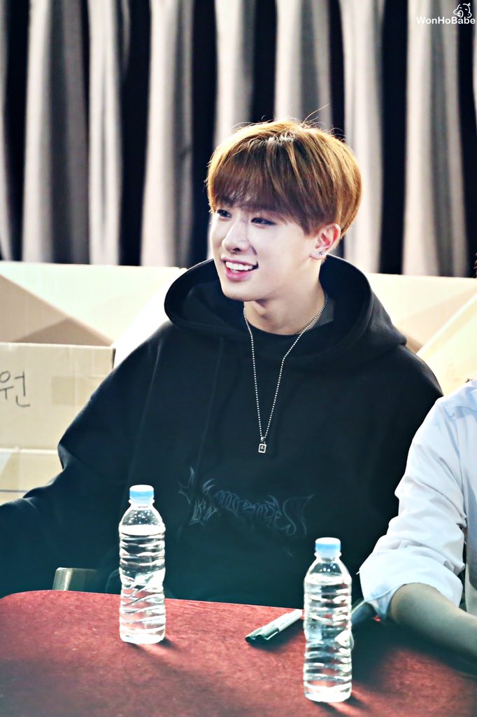WonHobabe's tweet photo. #Wonho #원호 #몬스타엑스 #MONSTA_X #HERO @OfficialMonstaX 우주에서 가장 아름답던 너야🙈🙈🙈💕💕💕 https://t.co/2IQR7bg3um