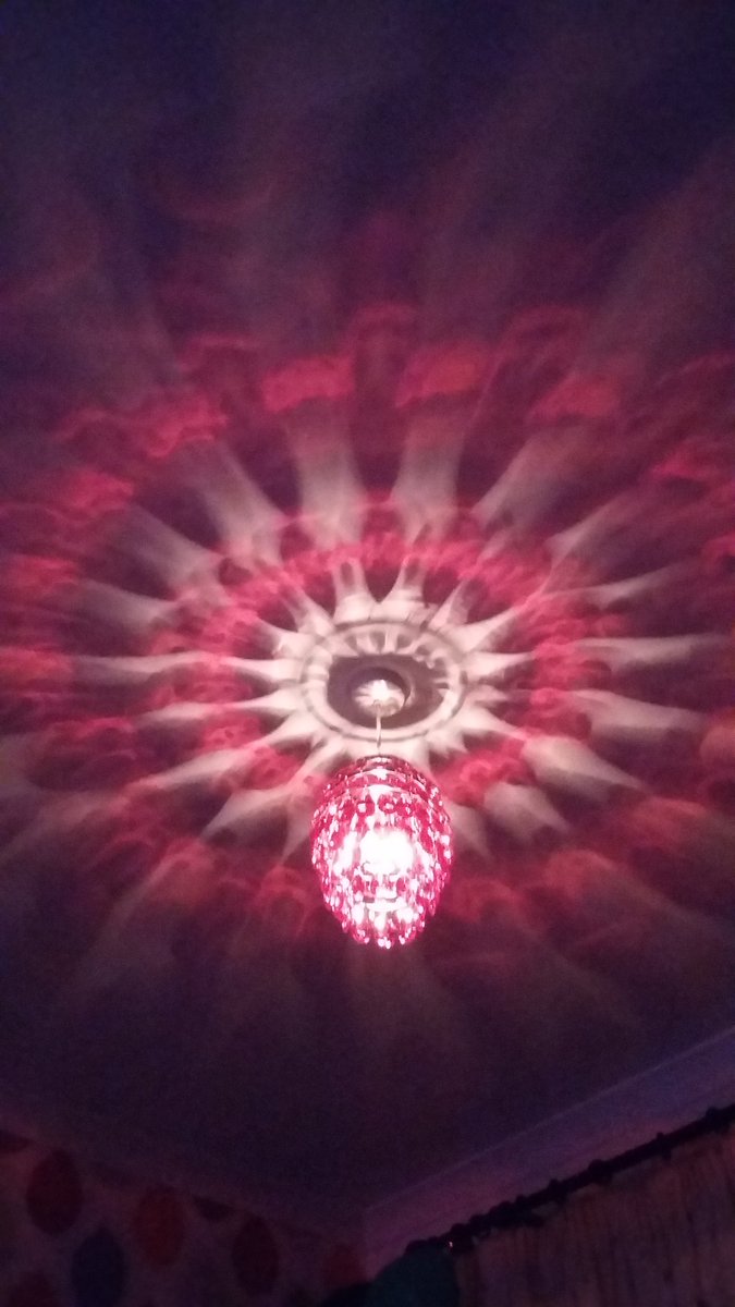 tartanjambo_x's tweet image. Bought this new light today but dunno if i love it or hate it! 😕. #red #smartpattern #trippy #retro 👍👎💖