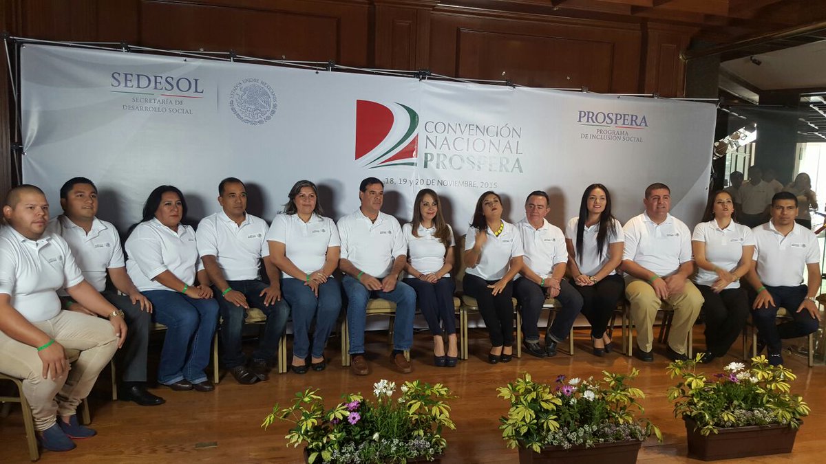 paula_hdz's tweet photo. #2ndaConvenciónNacional #PROSPERA con los equipos de las Delegaciones #Aguascalientes #Baja #BajaSur #Campeche https://t.co/lD00f7ofxM
