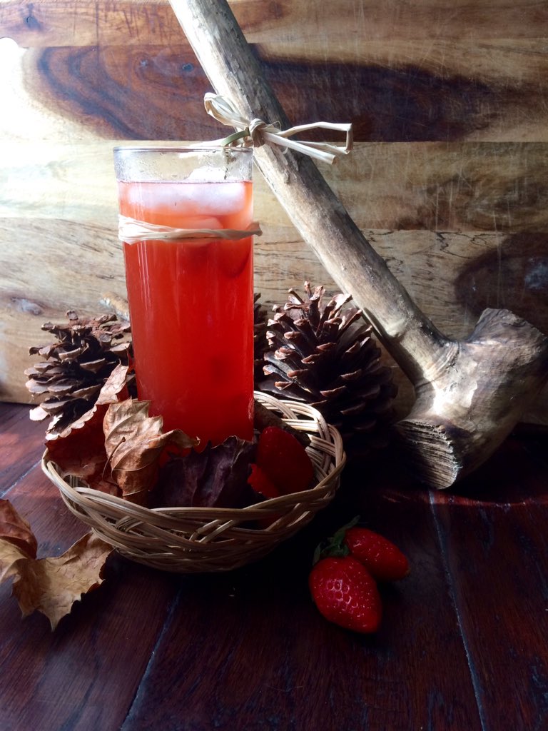 yvonnemdz's tweet photo. Country Blush @TheOwlsBrew @RenHotels #moonshine #tea #pink&amp;black #strawberry #puree #apple_cider #syrup #hotel #bar https://t.co/768DOFp8DX