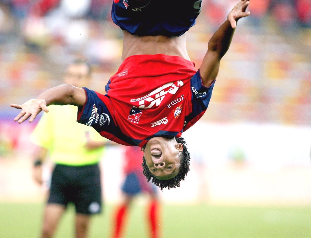 Cuadrado's tweet photo. Recordando buenos tiempos con el poderoso 🙃 @DIM_Oficial 🔴🔵⚽️ #TBT https://t.co/pODgqDsR2j