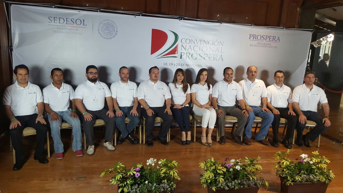 paula_hdz's tweet photo. #2ndaConvenciónNacional #PROSPERA con los equipos de las Delegaciones #Aguascalientes #Baja #BajaSur #Campeche https://t.co/lD00f7ofxM