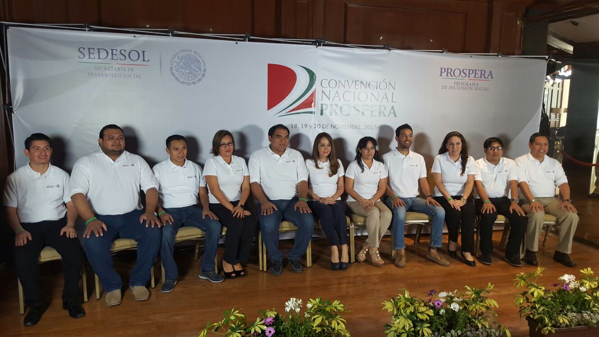paula_hdz's tweet photo. #2ndaConvenciónNacional #PROSPERA con los equipos de las Delegaciones #Aguascalientes #Baja #BajaSur #Campeche https://t.co/lD00f7ofxM