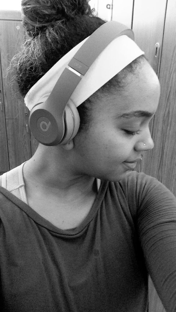 NeidynJazmine's tweet photo. Obsessed with my wireless beats! Greatest birthday present ever! #crazybrows #drdre #beats #theworldisbetter https://t.co/GHgj4DCmSG
