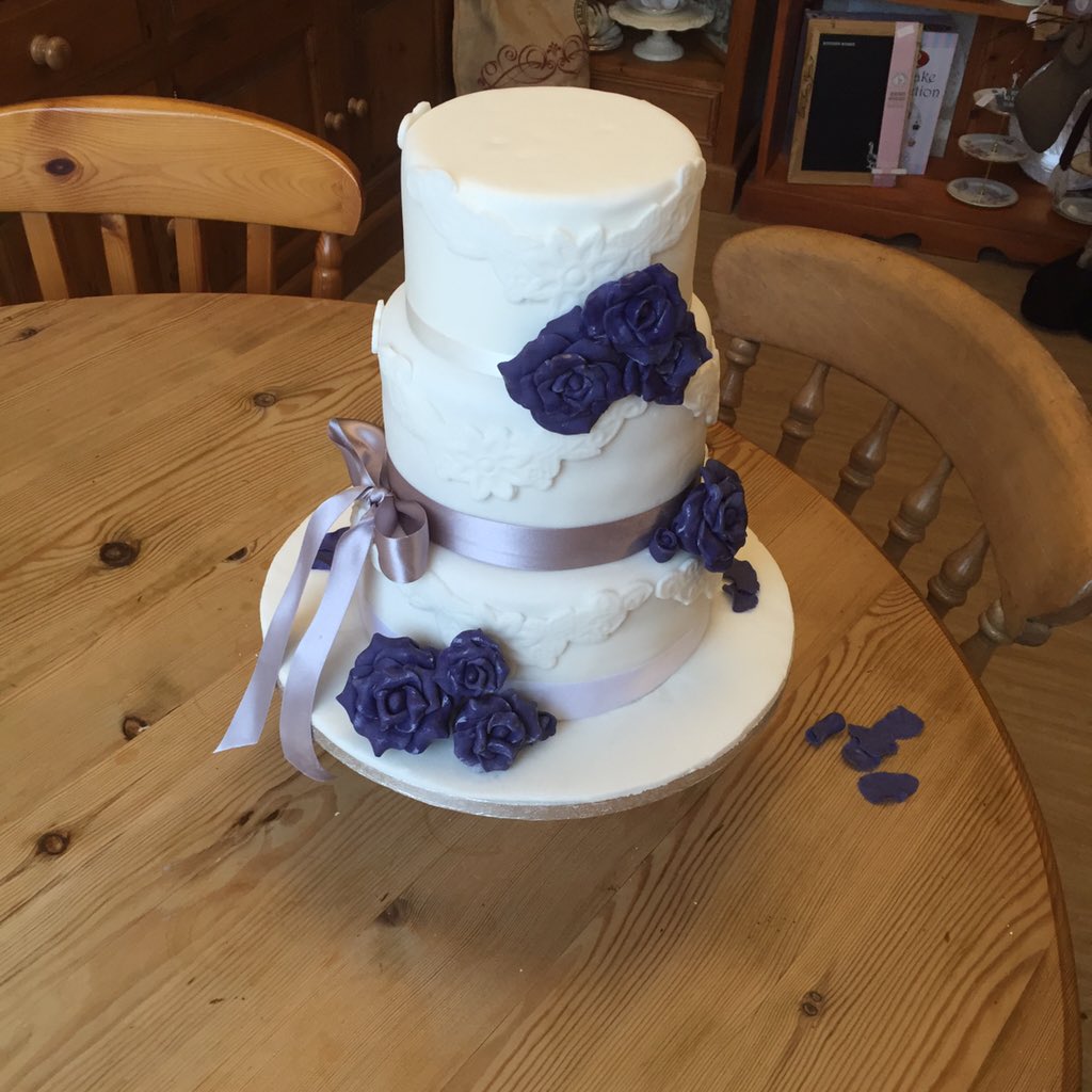 #wedding #cake #cakedesign #purple #vintage #vintagewedding #ribbons #embossed #lemon #raspberry #prosseco