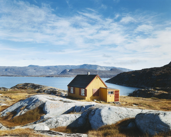 LPMagUK's tweet photo. #picoftheday A brightly painted cabin in #Rodebay (Red Bay), a tiny fishing and hunting settlement in #Greenland. https://t.co/uaP4u7QY8P