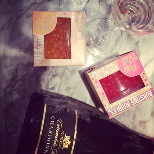 Popaball's tweet photo. Peach & Strawberry bubbles in Chardonnay or Prosecco = dream team! #bubblesandbubbles #drinksideas #prosecco https://t.co/LSPGtPlBqB
