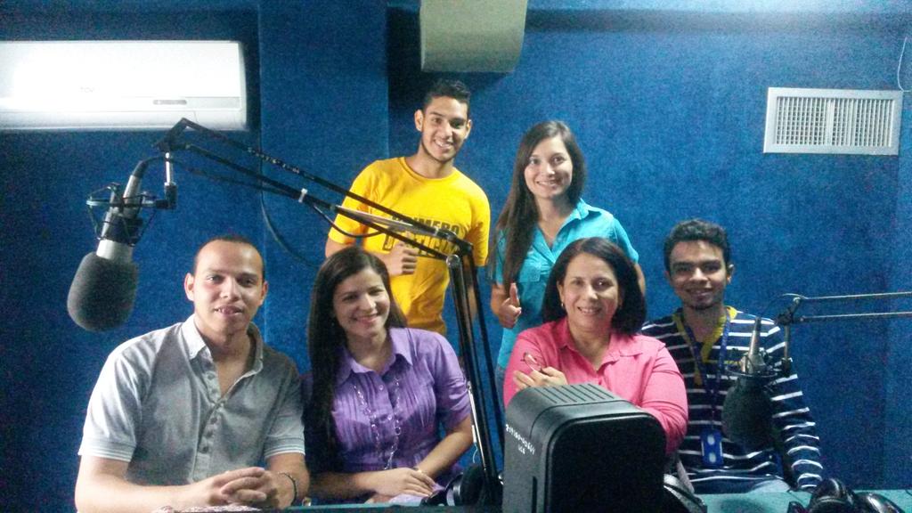 RebaZambrano's tweet photo. Gracias @Enred2cero de @979ulafm por la oportunidad de comunicar nuestro mensaje de cambio a los trujillanos #6D https://t.co/XhucRYGw6T