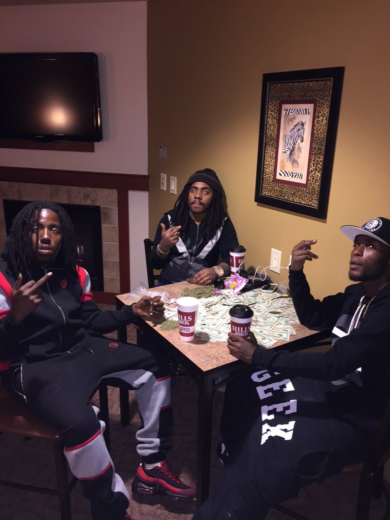 RealNoLimitWop's tweet photo. Everytime We Take A Step Or 2 Forward Dey Knock Us Back 3Or4💯 Damn Man Free My Fuckin Boys #MrCurve &amp; #MrGetRight🔌🔋😷 https://t.co/KkPAD9B7AL