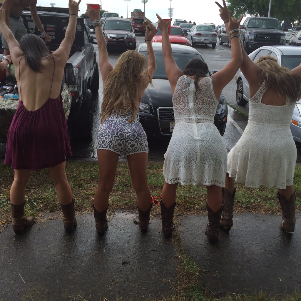 M_Clay_All_Day's tweet photo. Since it's a gross rainy day, here's a throwback to the best rainy day I've ever had. #BRMF ☔️☀️ https://t.co/sXy7AjHPt1
