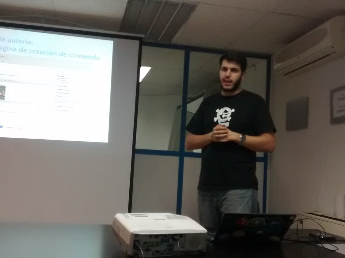 estoyausente's tweet image. Sir @isholgueras contandonos las bondades de #drupal8 en la #Drupal8releaseparty de Madrid. Oleee!