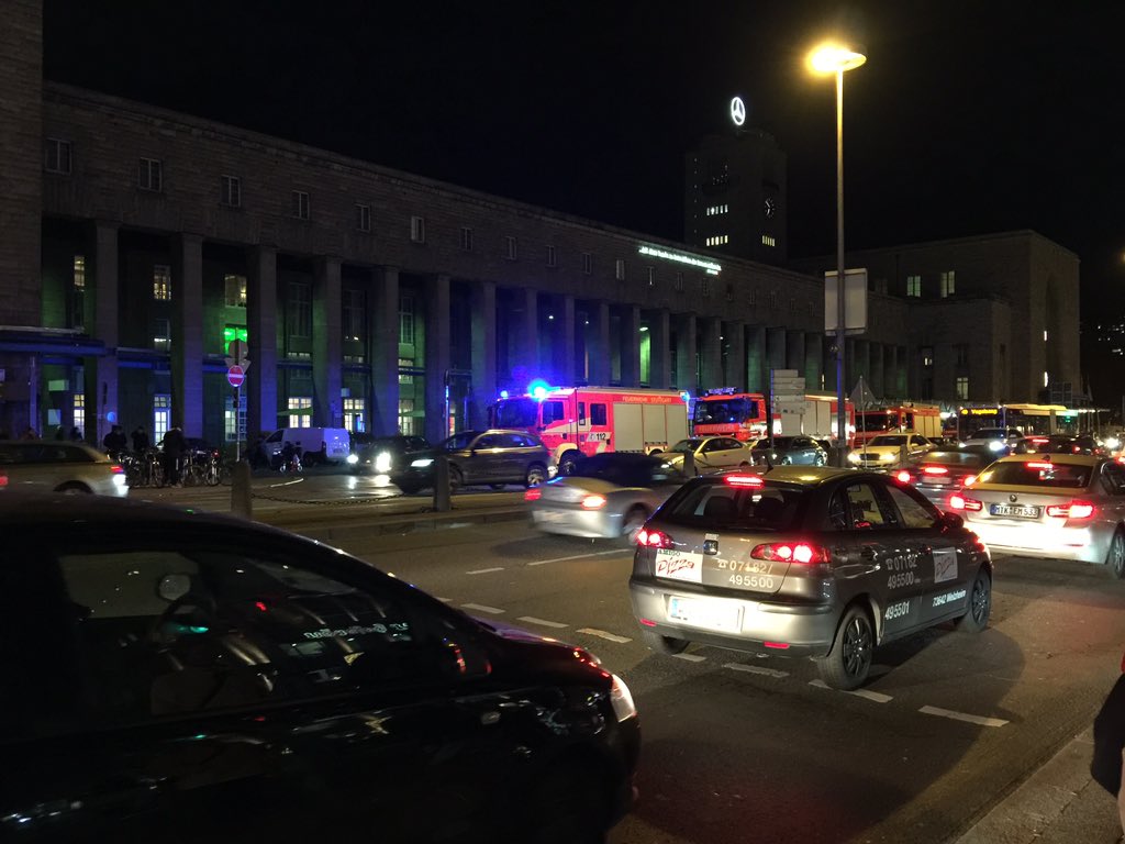 #HBF #Stuttgart Unfall am S-Bahn Gleis, eine Person ist vom Bahnsteig ins Gleis gefallen und wurde #verletzt