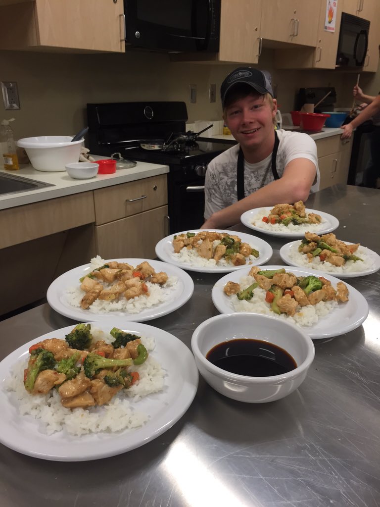 mrsmorganjhs's tweet photo. My students -- Foods and Nutrition chicken stir fry today!! #yummy #nutrition #joplineaglepride https://t.co/4UaU4k3atI
