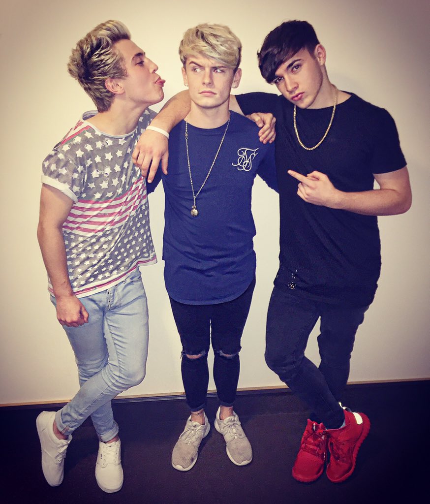 RoadTripTV's tweet photo. RT FOR A FOLLOW/ DM😝😒😗 https://t.co/8nZDFyFtk7