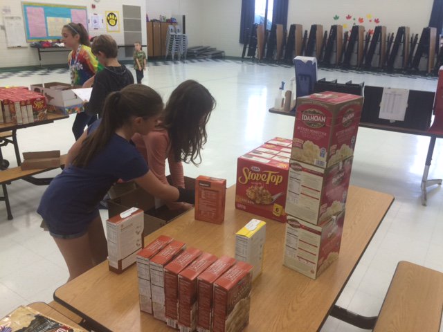 LovettsvilleES's tweet photo. Lovettsville shares love every Thanksgiving. Thank you to all families for donating items for our community! #lov16 https://t.co/nWkmxr7hb6