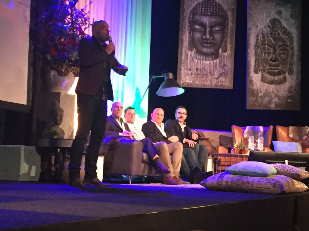 BobVostermans's tweet photo. Ondernemersprijs Horst aan de Maas van start in een uitverkocht huis! #ohm15 https://t.co/IhikhO7REL