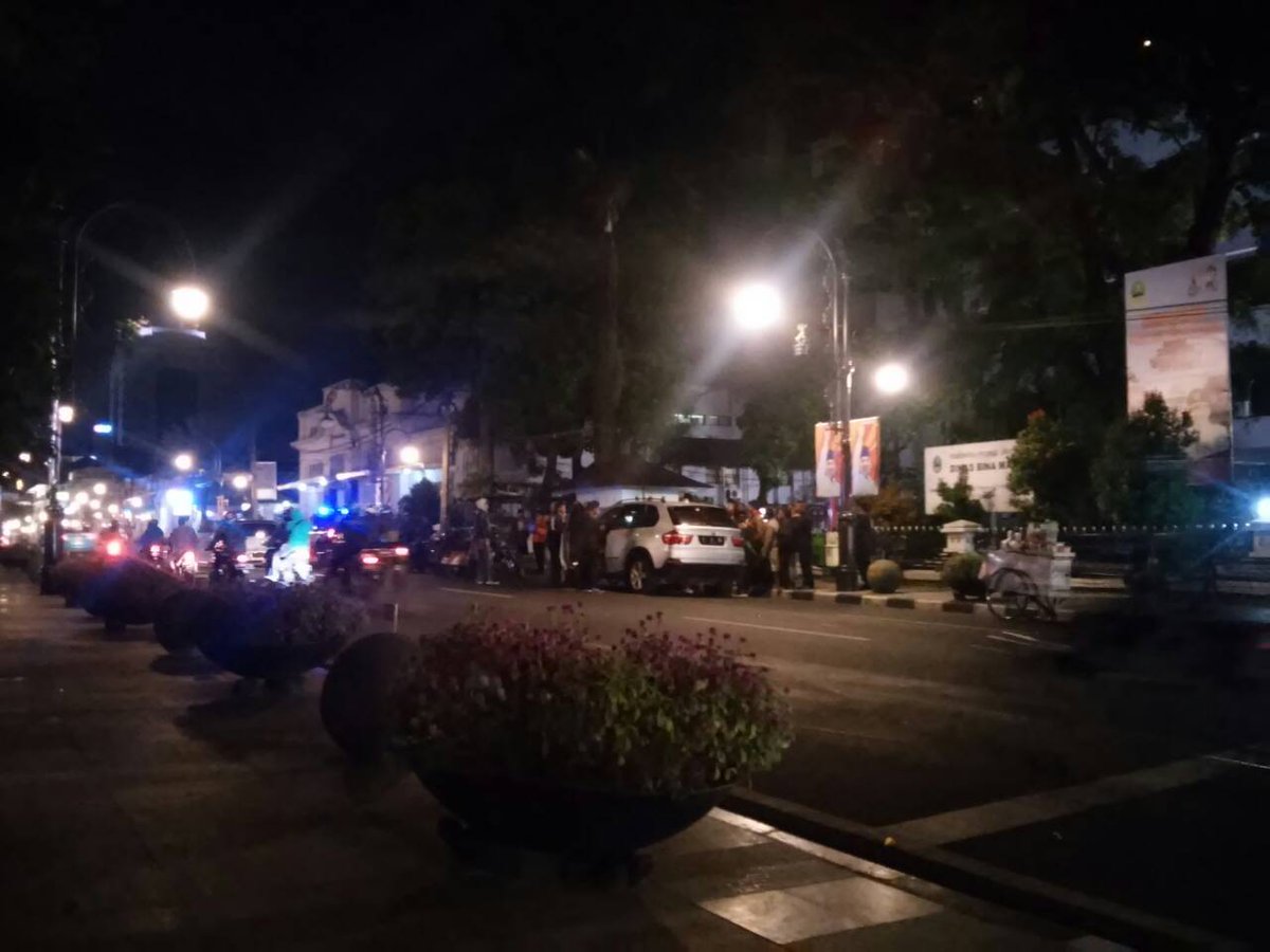 #breakingNews via <a href="/auliyaibrahim/">M Auliya</a> : Kecelakaan di jl asia afrika. Ada mobil BMW D8 nerebos dr arah alun2 ke stopan.