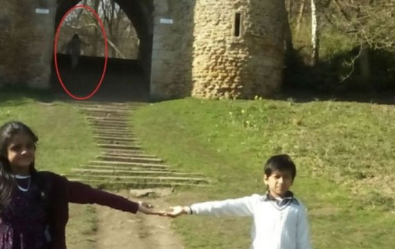 benjamincazorll's tweet photo. Escalofriantes imágenes aparecen en estas fotografías|  https://t.co/0oVU2wX8cJ https://t.co/78J997Jbbh