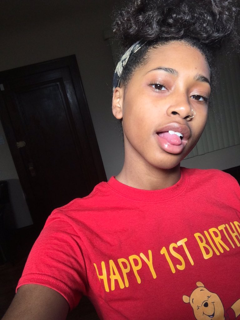_tatathuggin_'s tweet photo. the lighting in the living room just too 💣 https://t.co/1Sr5J88hyi