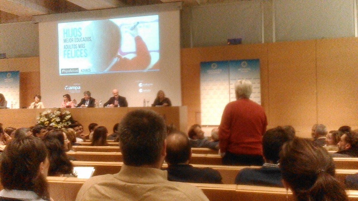 Pablo92CL's tweet photo. Primera pregunta de la Conferencia, con anécdota incluida... 
#hijosfelices https://t.co/vkGr6B7N1A