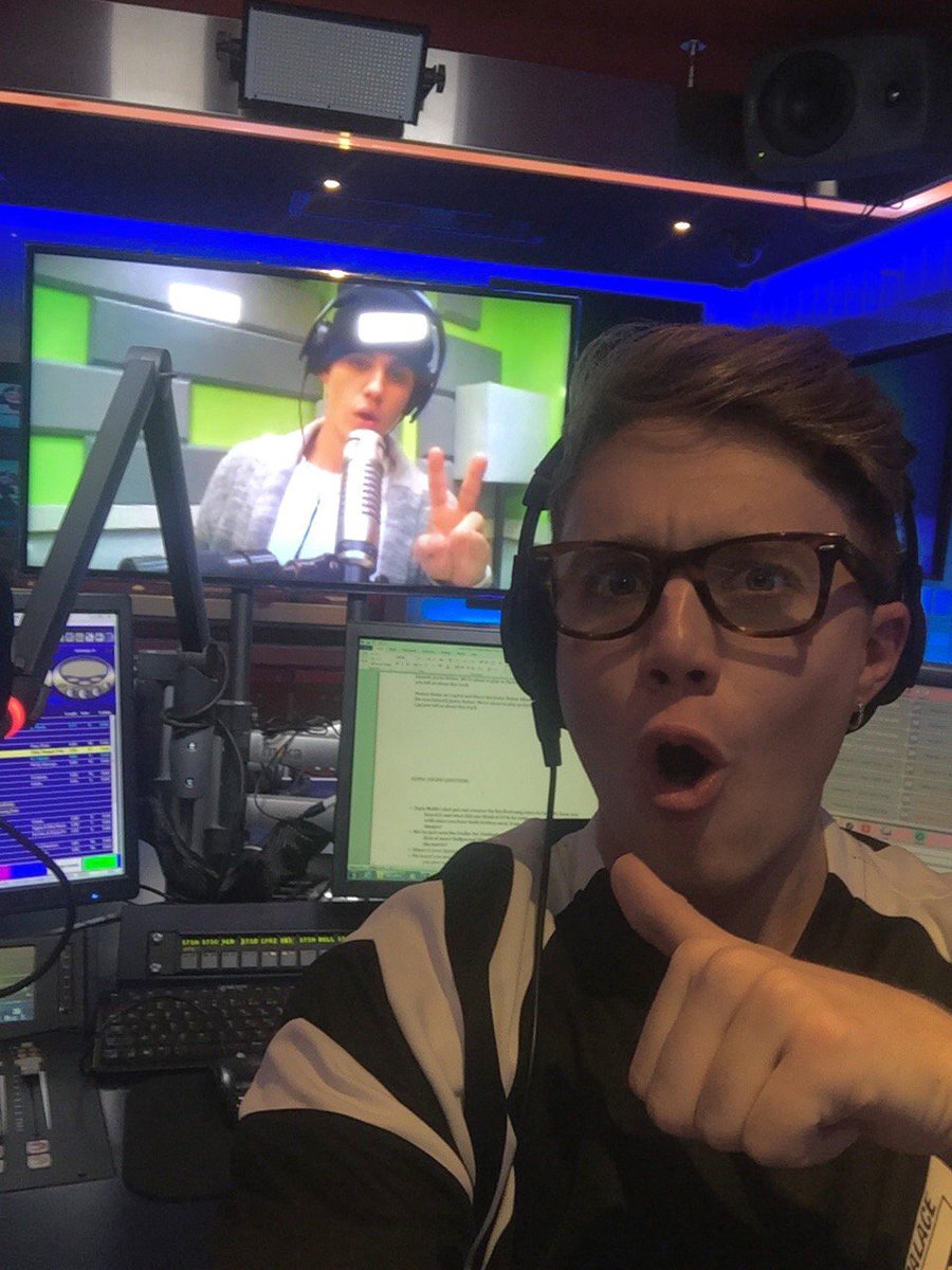 CapitalOfficial's tweet photo. Best.Thursday.Ever! Cheers for hangin' @JustinBieber, congrats on #Purpose bro! @RomanKemp 👊 #BieberOnCapital https://t.co/avcAKdnvNT