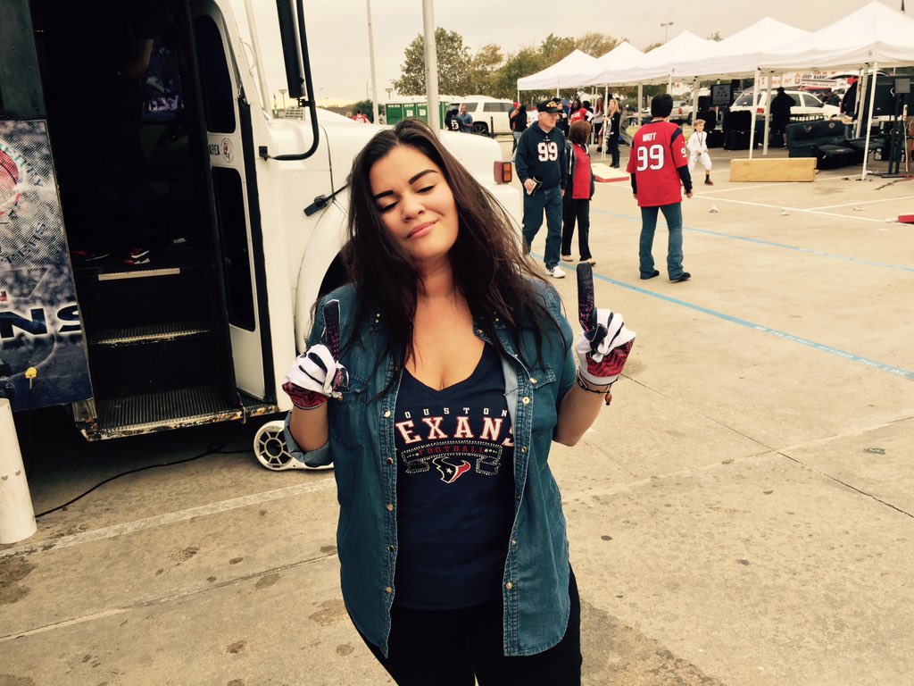 D_lilahMarie's tweet photo. That one time @Nukdabomb handed me his gloves at the game 🙌🏽 #besthandsintheleague https://t.co/LoptWXp4Qy