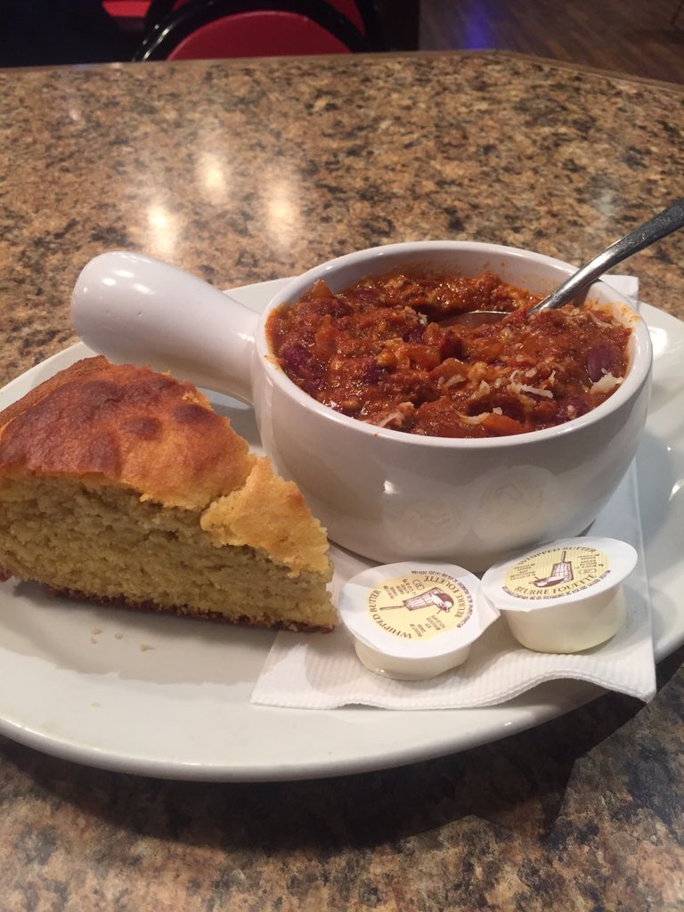 bellyuptruro's tweet photo. Mmmmm... Homemade smoked chilli and cornbread!! https://t.co/yADWq20LpK